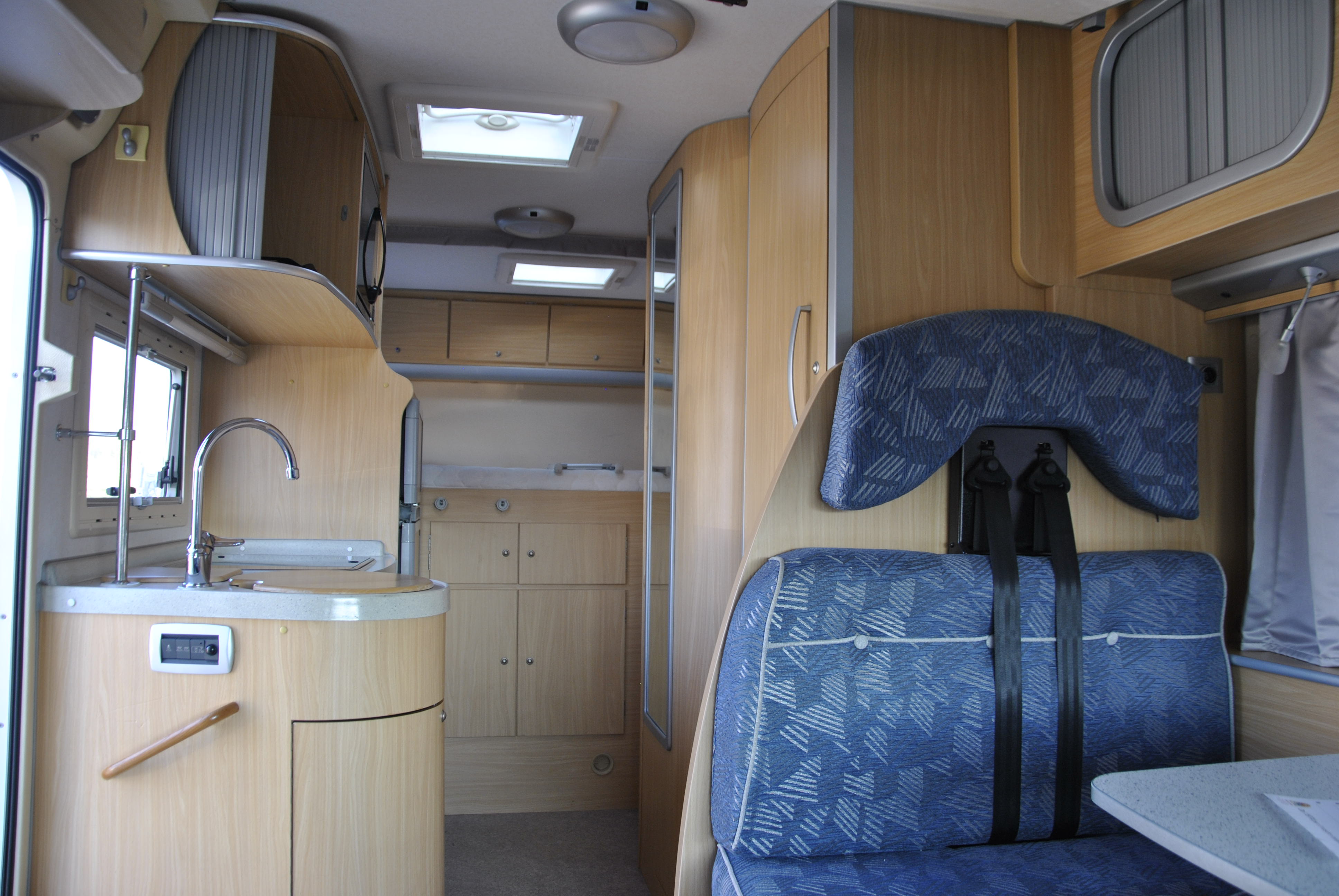 Arca p 694glm semintegrale di fascia alta con basculante Camper moquette