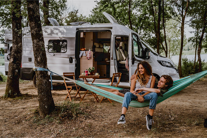 Foto ragazzi in pineta con Camper Laika | Caravanbacci.com