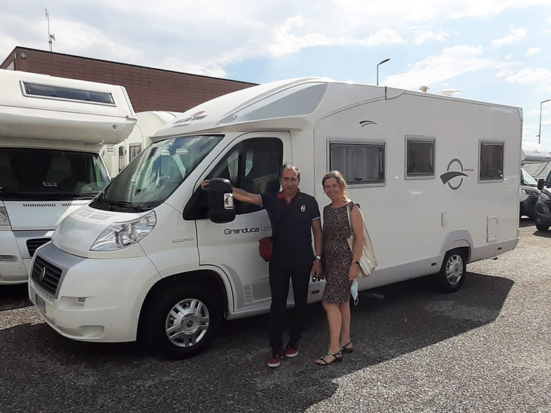 maria-e-massimo-d Consegna Camper signori Massimo e Maria | Caravanbacci.com