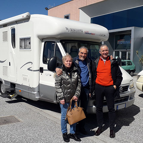 Consegna del camper Mobilvetta Icaro P7 alla famiglia Pazzaglia