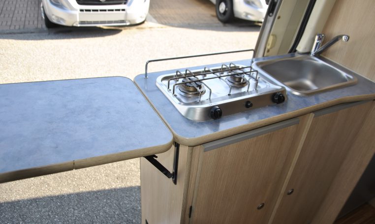 Cucina interno camper | Caravanbacci.com