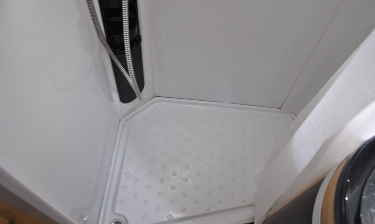 Doccia Interno Camper | Caravanbacci.com