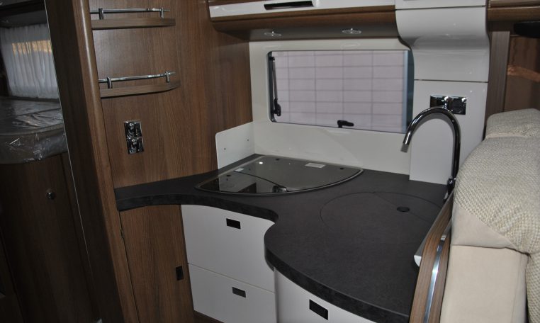 Cucina interno Camper Carthago | Caravanbacci.com