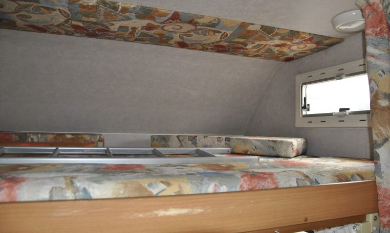 Letto interno Camper Rimor | Caravanbacci.com