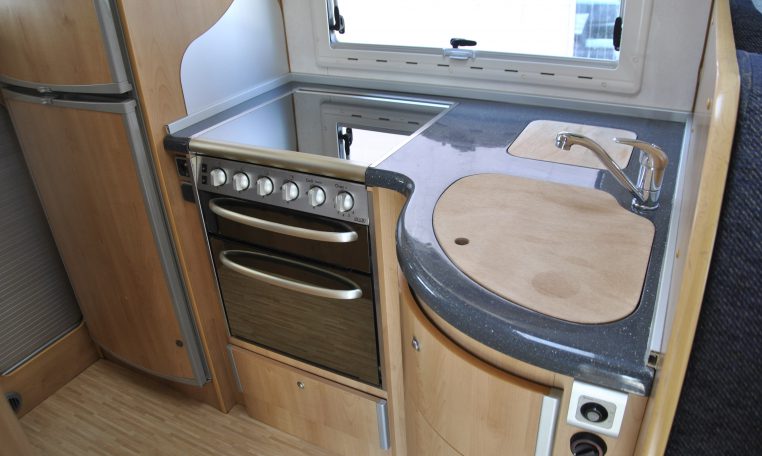 Cucina interno camper | Caravanbacci.com