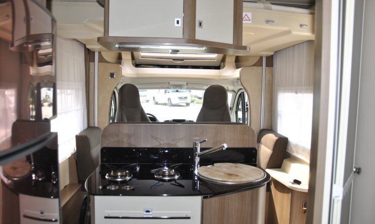 Cucina Interno camper | Caravanbaccoi.com