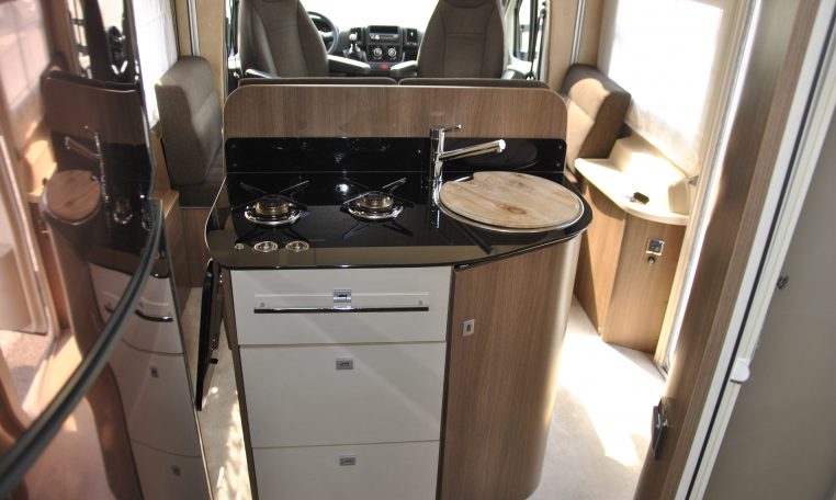 Cucina interno Camper Kronos | Caravanbacci.com