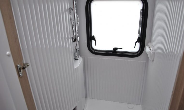 Doccia interno Camper | Caravanbacci.com