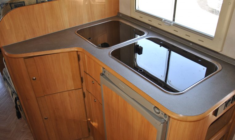 Cucina interno camper | Caravanbacci.com