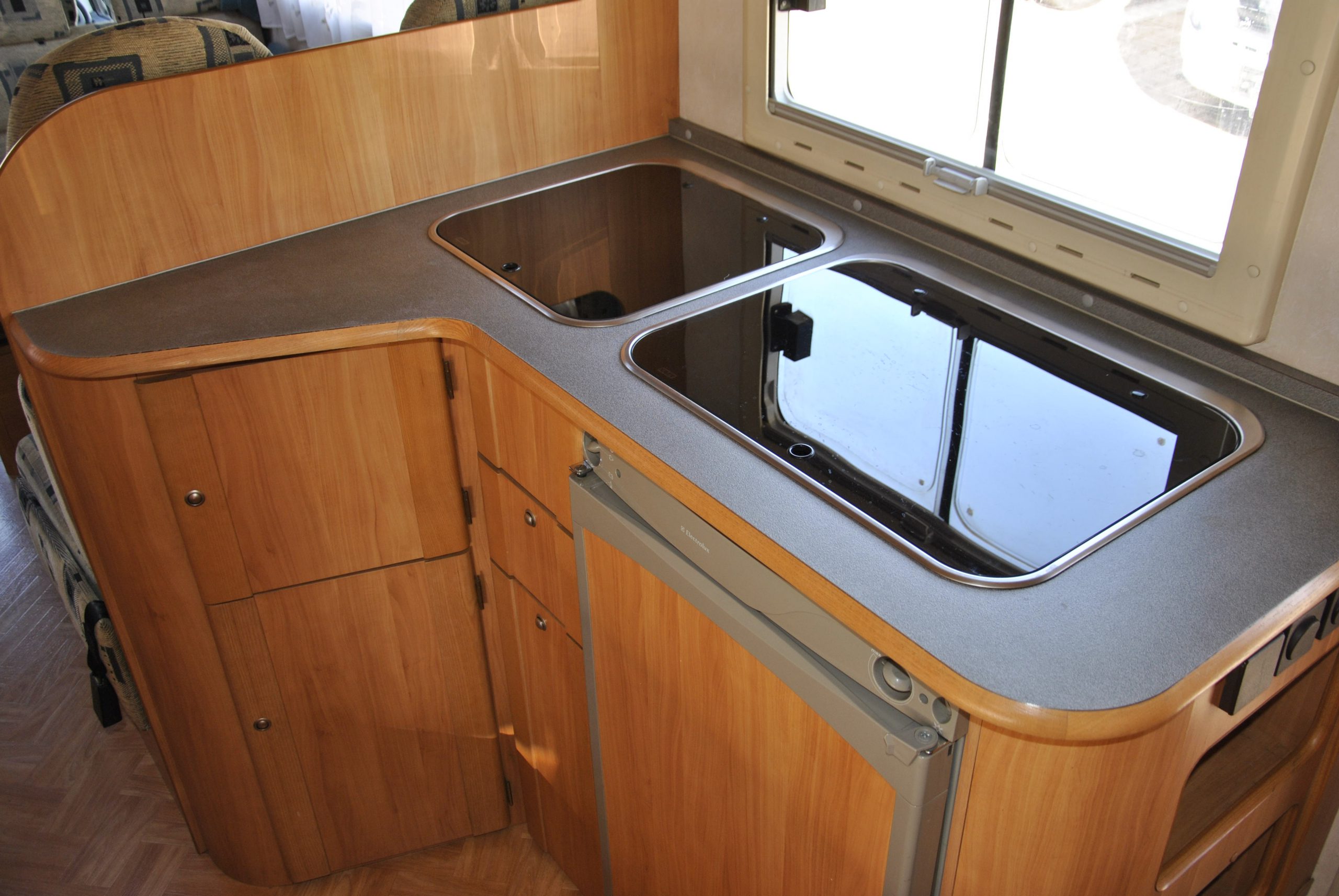 Cucina interno camper | Caravanbacci.com