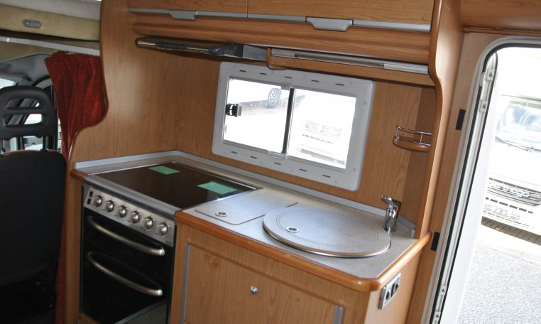 Cucina Interno camper | Caravanbacci.com