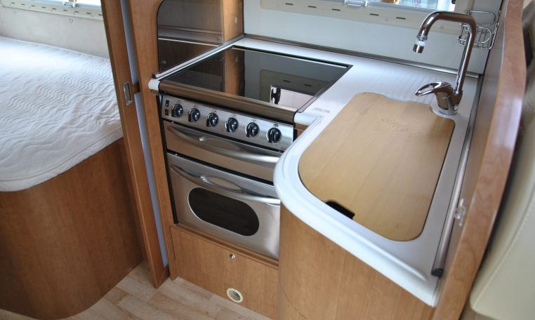 Cucina Interno camper | Caravanbacci.com