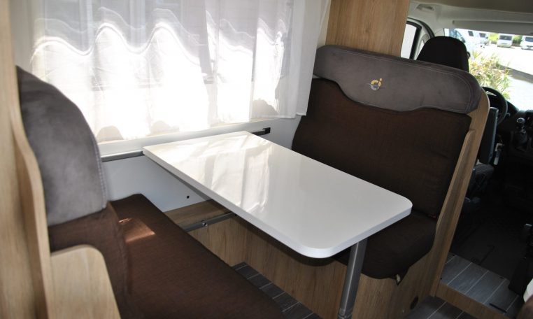 Tavolo con poltrone interno camper | Caravanbacci.com