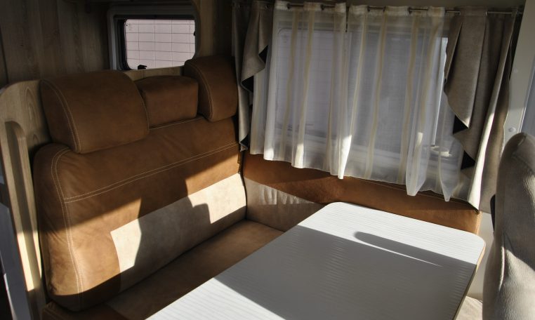 Interno Camper postazione tavolo | Caravanbacci.com