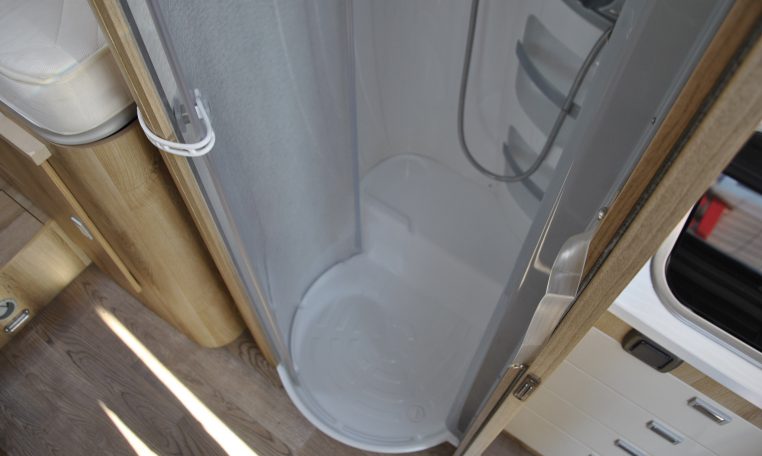 Doccia Interno Camper | Caravanbacci.com