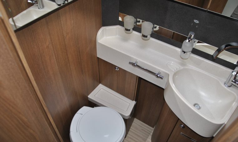 Bagno Interno Camper Cathago | Caravanbacci.com