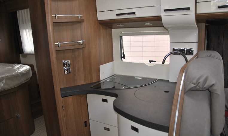 Cucina Interno Camper Cathago | Caravanbacci.com