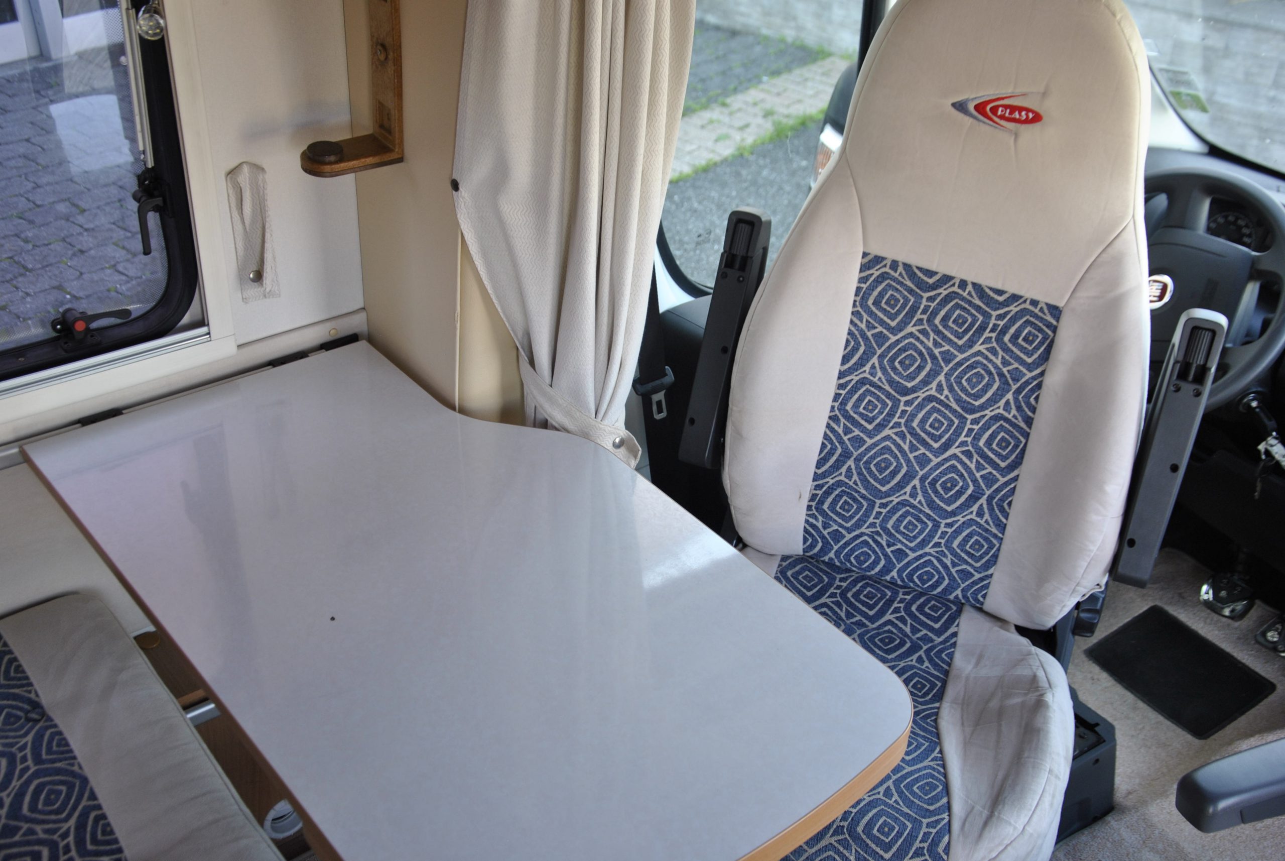 Tavolo interno camper | Caravanbacci.com