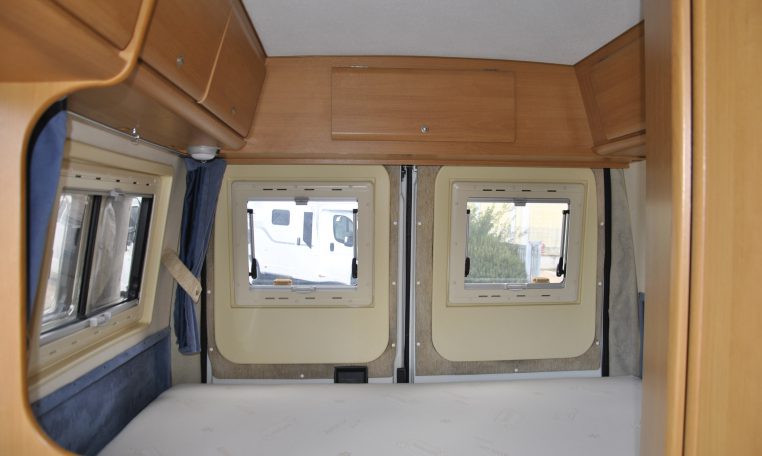 Interno postazione letto Camper Ducato | Caravanbacci.com