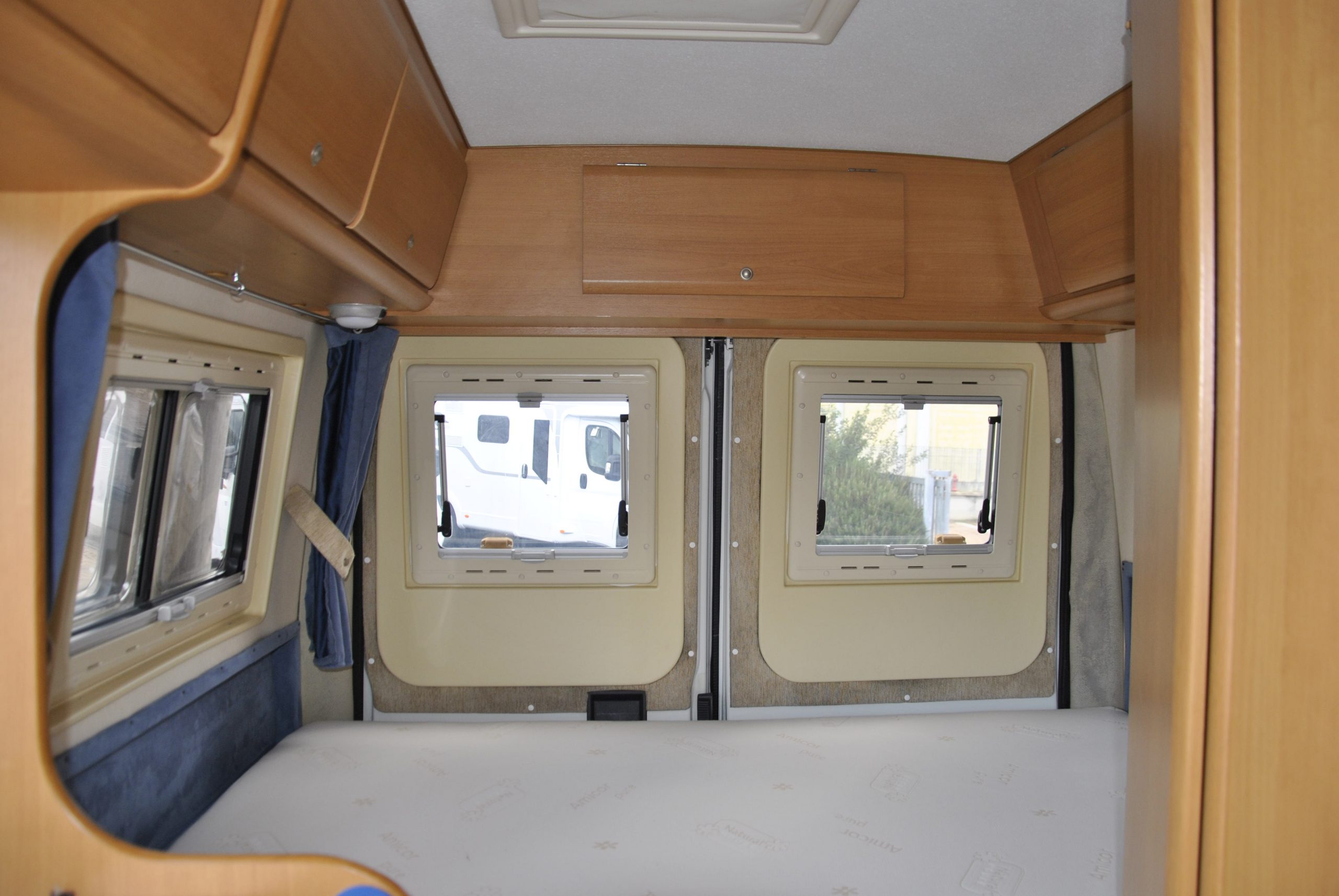 Interno postazione letto Camper Ducato | Caravanbacci.com