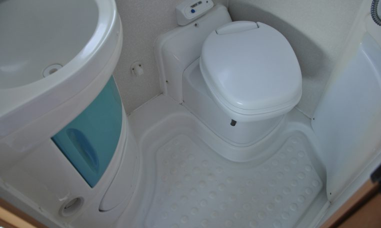 Bagno Interno camper | Cravanbacci.com