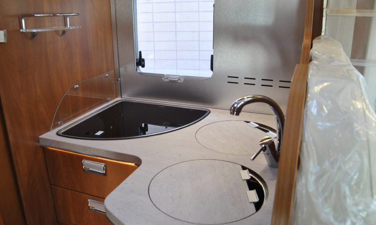 Cucina Interno camper Laika-ecovip-712 | Caravanbacci.com