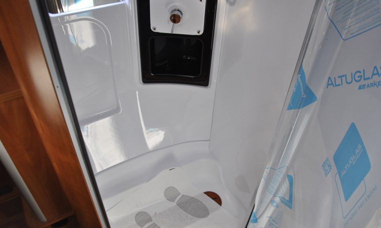 Doccia interno camper Laika-ecovip-712 | Caravanbacci.com