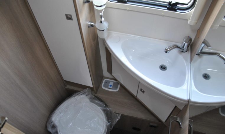 Bagno interno Camper Laika Kosmo 909 | Caravanbacci.com