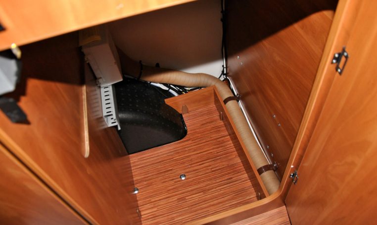 Interno Camper Laika Kosmo909 Emblema | Caravanbacci.com