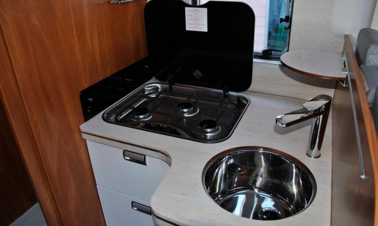 Cucina Interno Camper Laika Kosmo909 Emblema | Caravanbacci.com