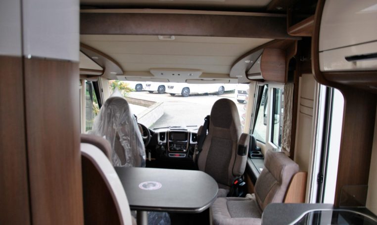 Interno camper Carthago-compact138db | Caravanbacci.com