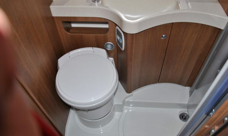 Interno camper Carthago-compact138db | Caravanbacci.com