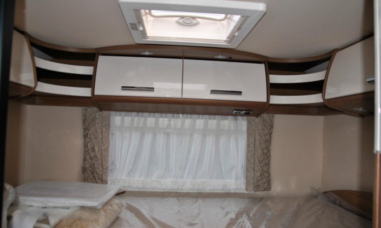 Interno camper Carthago-compact138db | Caravanbacci.com