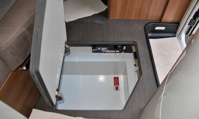 Interno camper Carthago-compact138db | Caravanbacci.com