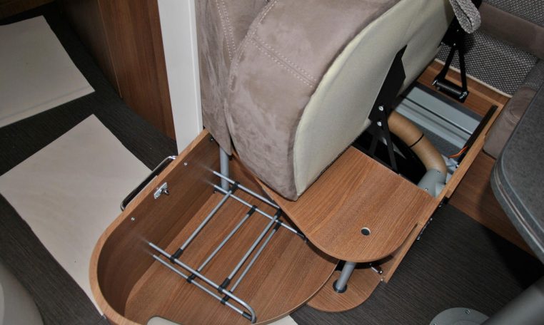 Interno camper Carthago-compact138db | Caravanbacci.com