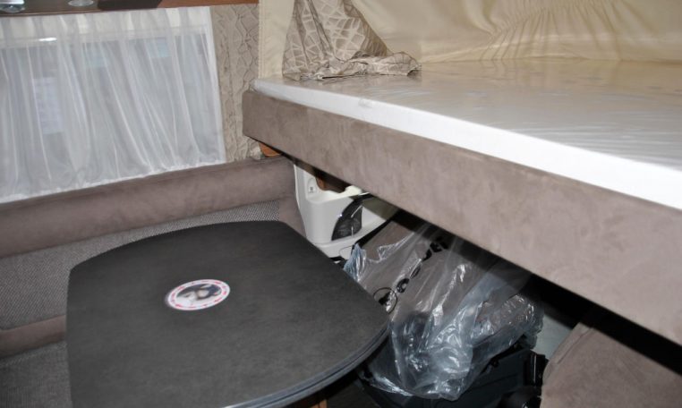 Interno camper Carthago-compact138db | Caravanbacci.com