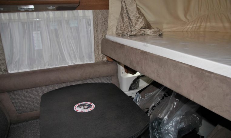 Interno camper Carthago-compact138db | Caravanbacci.com