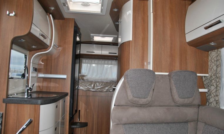 Interno camper Carthago-compact138db | Caravanbacci.com