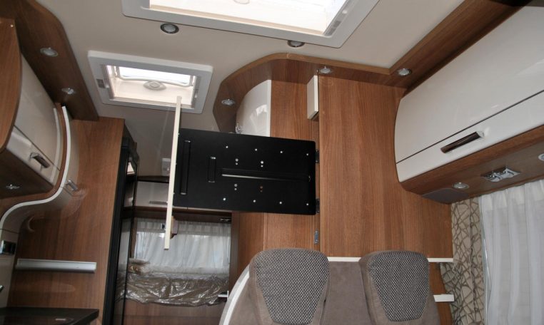 Interno camper Carthago-compact138db | Caravanbacci.com