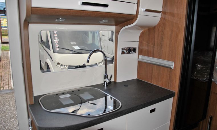 Interno camper Carthago-compact138db | Caravanbacci.com