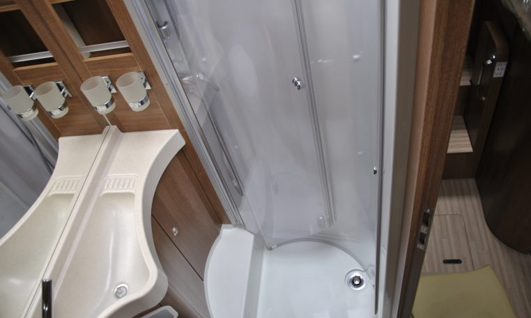 Bagno interno camper | Caravanbacci.com