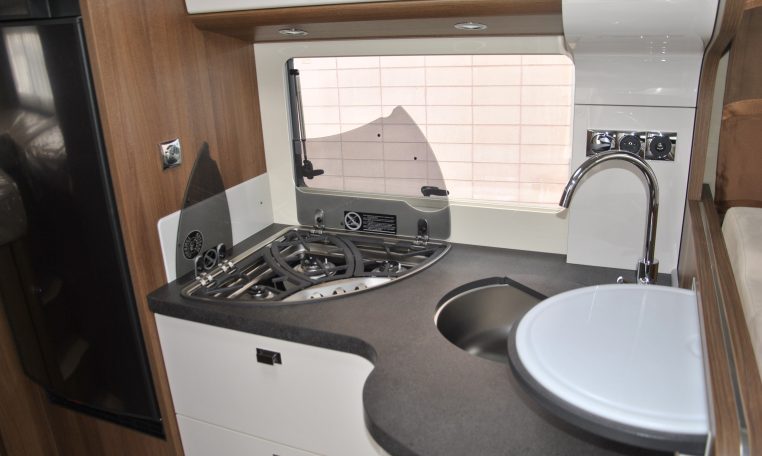 Cucina Interno Camper | Caravanbacci.com