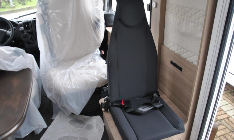 Interno Camper Laika Kosmo909 Emblema | Caravanbacci.com