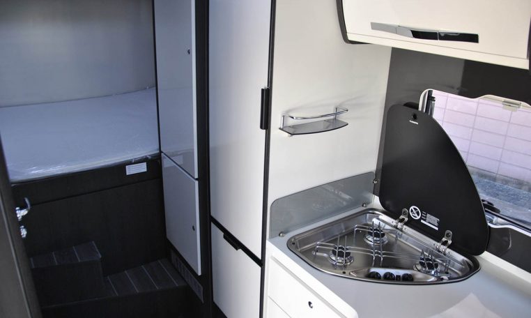 Cucina interna Camper Rollerteam kronos295tl | Caravanbacci.com