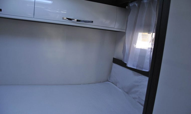 Letto interno Camper Rollerteam kronos295tl | Caravanbacci.com