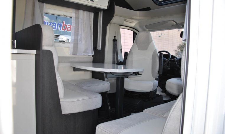 Interno Camper Rollerteam kronos295tl | Caravanbacci.com