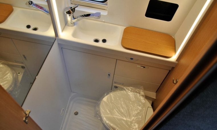 Bagno Interno Camper weinsberg carbus 600 | Caravanbacci.com