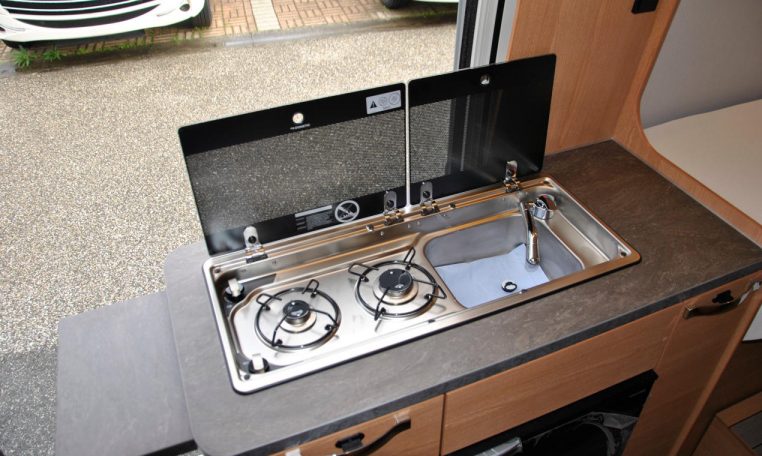 Cucina interno Camper weinsberg carbus 600 | Caravanbacci.com