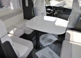 Interno caravan postazione con sedili e tavolo | Caravanbacci.com