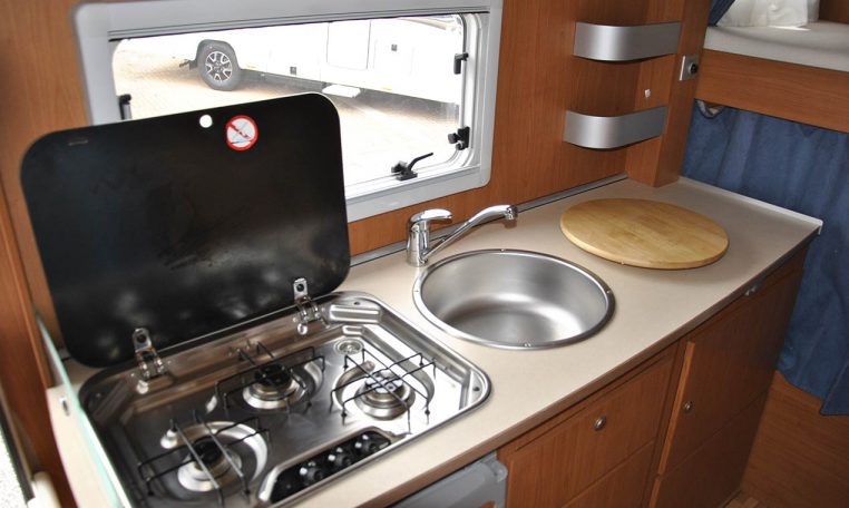 Cucina interno camper Giottiline Therryt20 | Caravanbacci.com